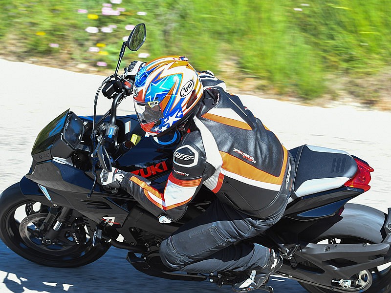 El asiento de pasajero de la Suzuki Katana tiene acabado bicolor