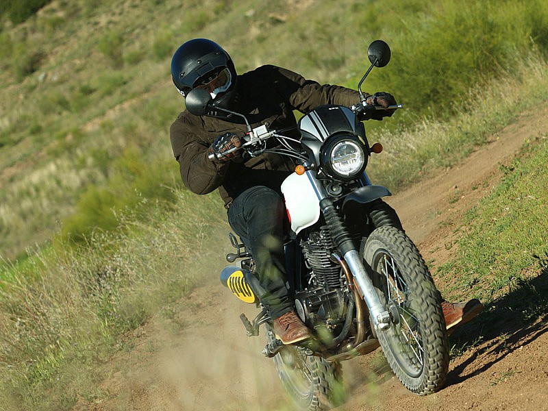 Los neumáticos Pirelli MT60 RS de la SWM Six Days 440 son un buen compromiso entre asfalto y tierra