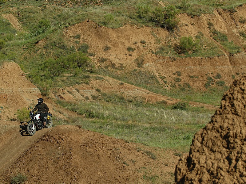Con la SWM Six Days 440 desde otra perspectiva
