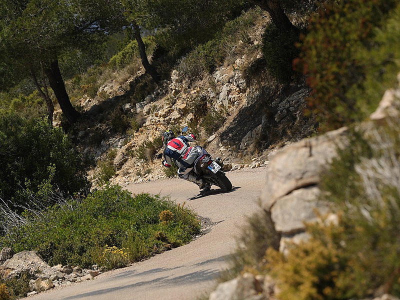 Carreteras reviradas, un escenario para disfrutar la Yamaha Ténéré 700