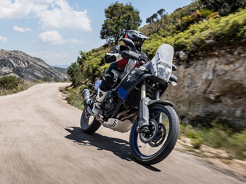 En acción con la Yamaha Ténéré 700 en carretera de montaña