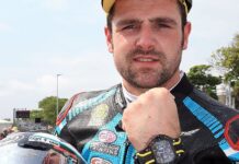 Michael Dunlop celebra la victoria en la Isla de Man