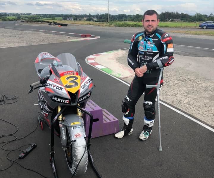 Michael Dunlop se sube a la moto dos semanas después de su rotura de pélvis