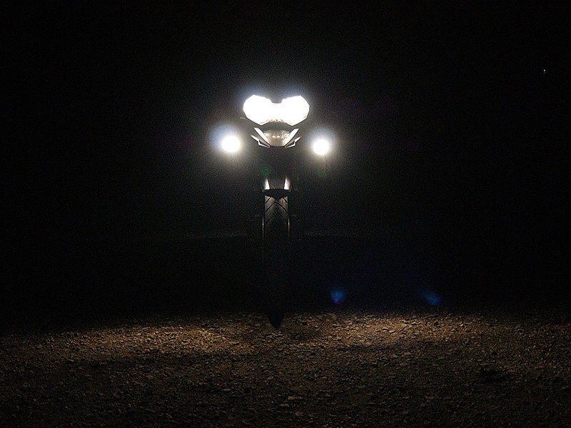 El frontal nocturnos de una nave sobre dos ruedas.