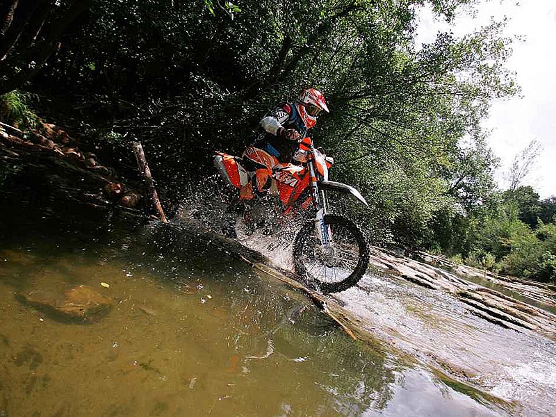 Un piloto iniciando otro paso fluvial en el Raid MerinGrades.