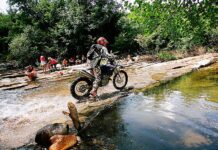 Los espectadores del Raid MerinGrades se apostan como bañistas junto al recorrido de los pilotos.