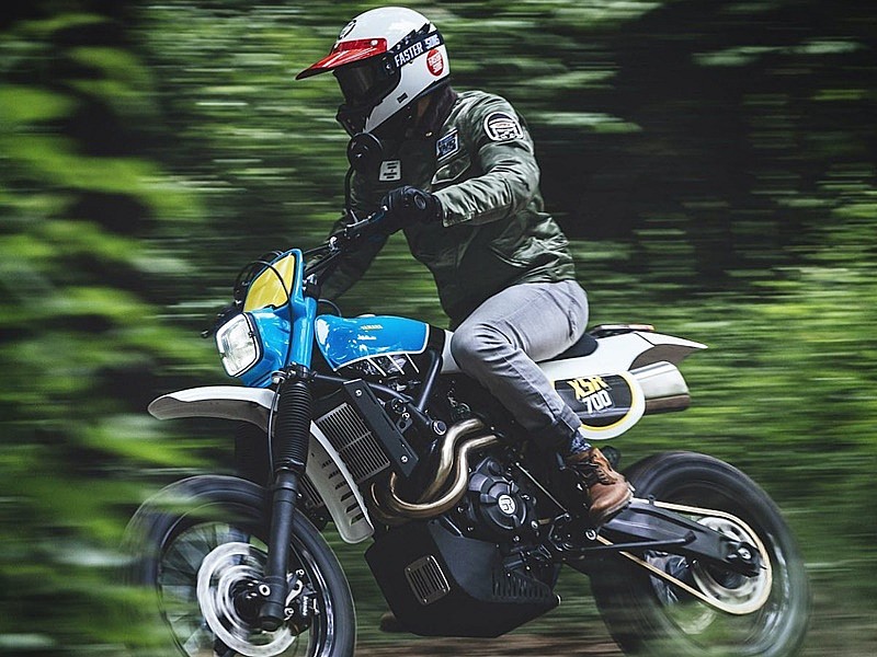 Yamaha XSR700 TT - acción
