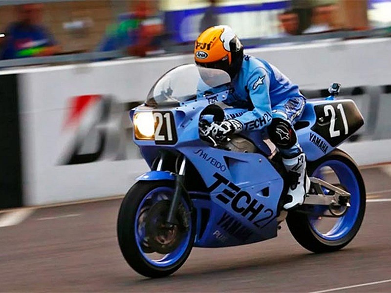 El Rey Kenny con la Yamaha FZR 750
