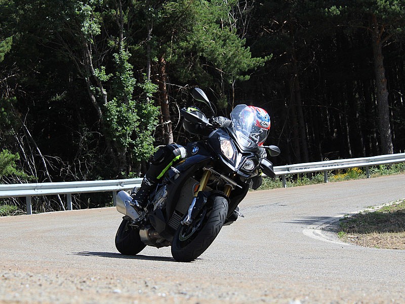 Rodando en carretera con el Continental ContiSportAttack 3 y la BMW S1000XR