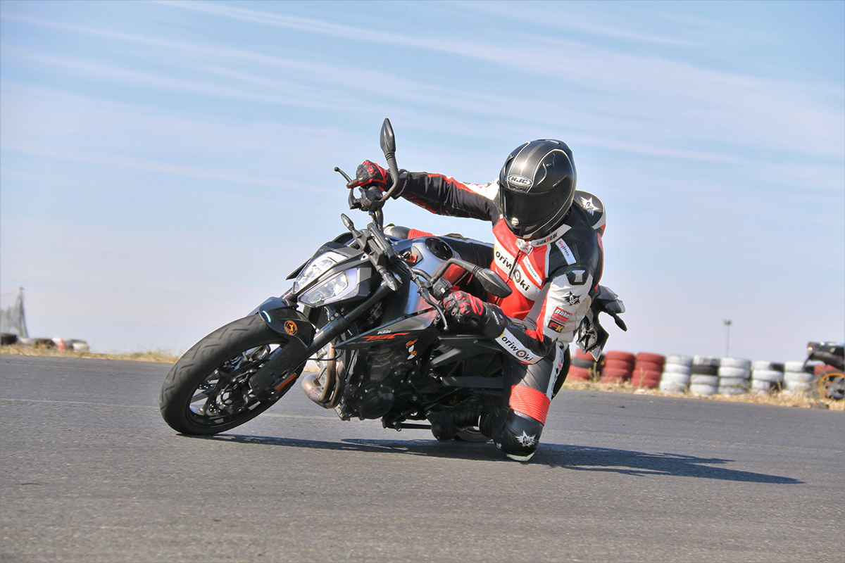 Prueba Conti Sport Attack 3, prueba en circuito supermotard