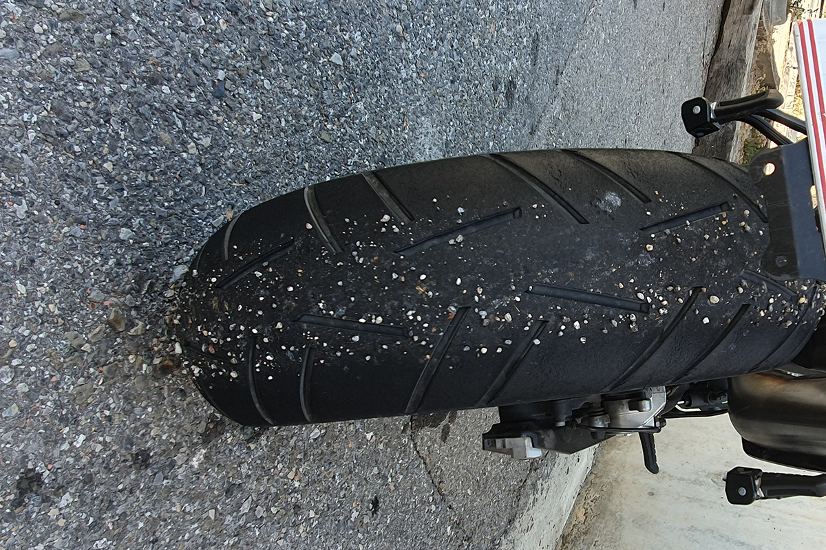 Detalle de arena pegada en el Conti Sport Attack 3