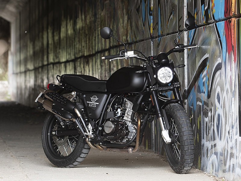 La SWM Ace Of Spades 125 es una montura scrambler urbana ideal para ciudad