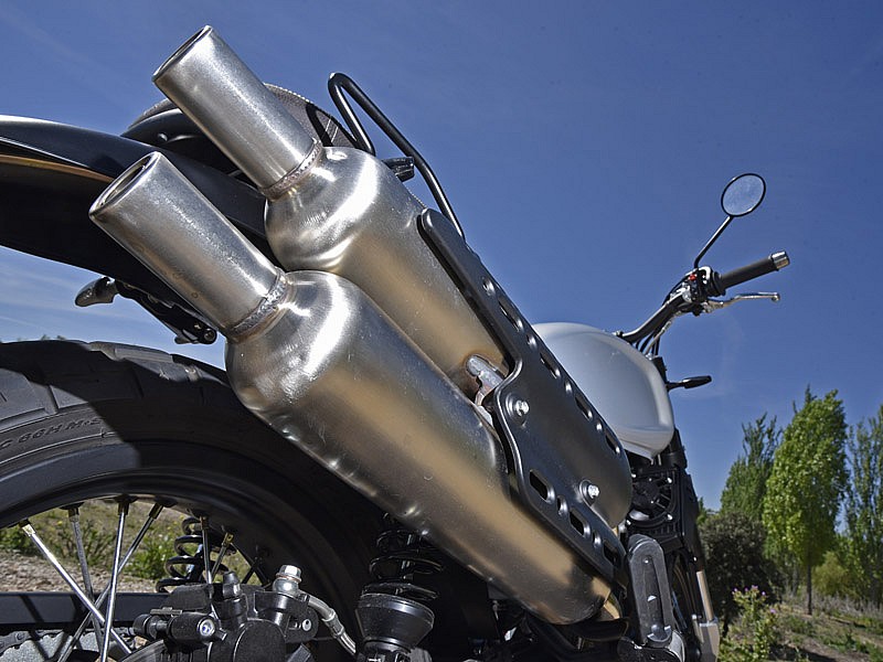 El doble silenciador de la SWM Ace Of Spades 125 es muy llamativo
