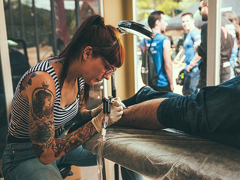 Los más atrevidos se llevaron un tatuaje de recuerdo