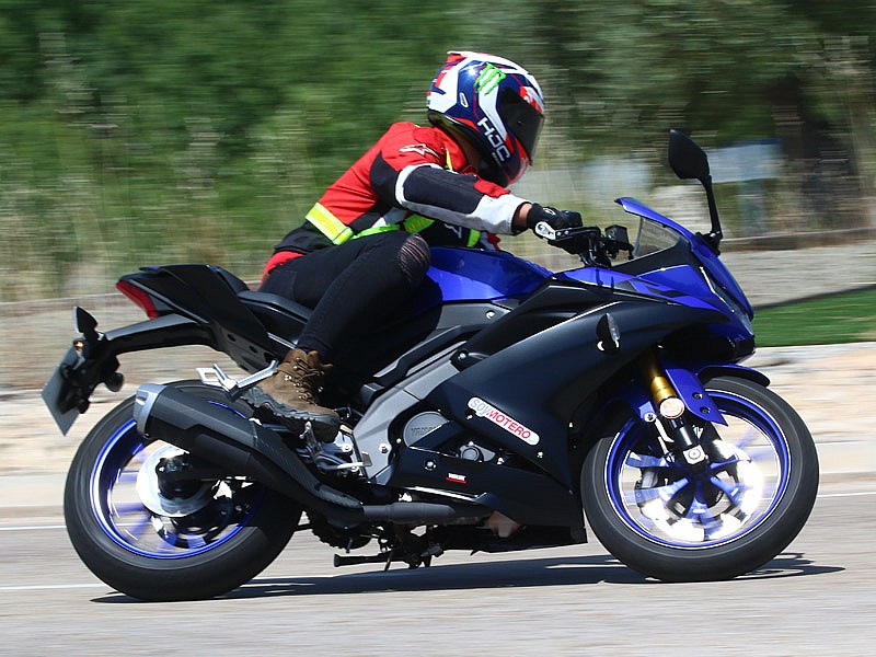 Ismael Campos sobre una Yamaha YZF-R125 'Blue'
