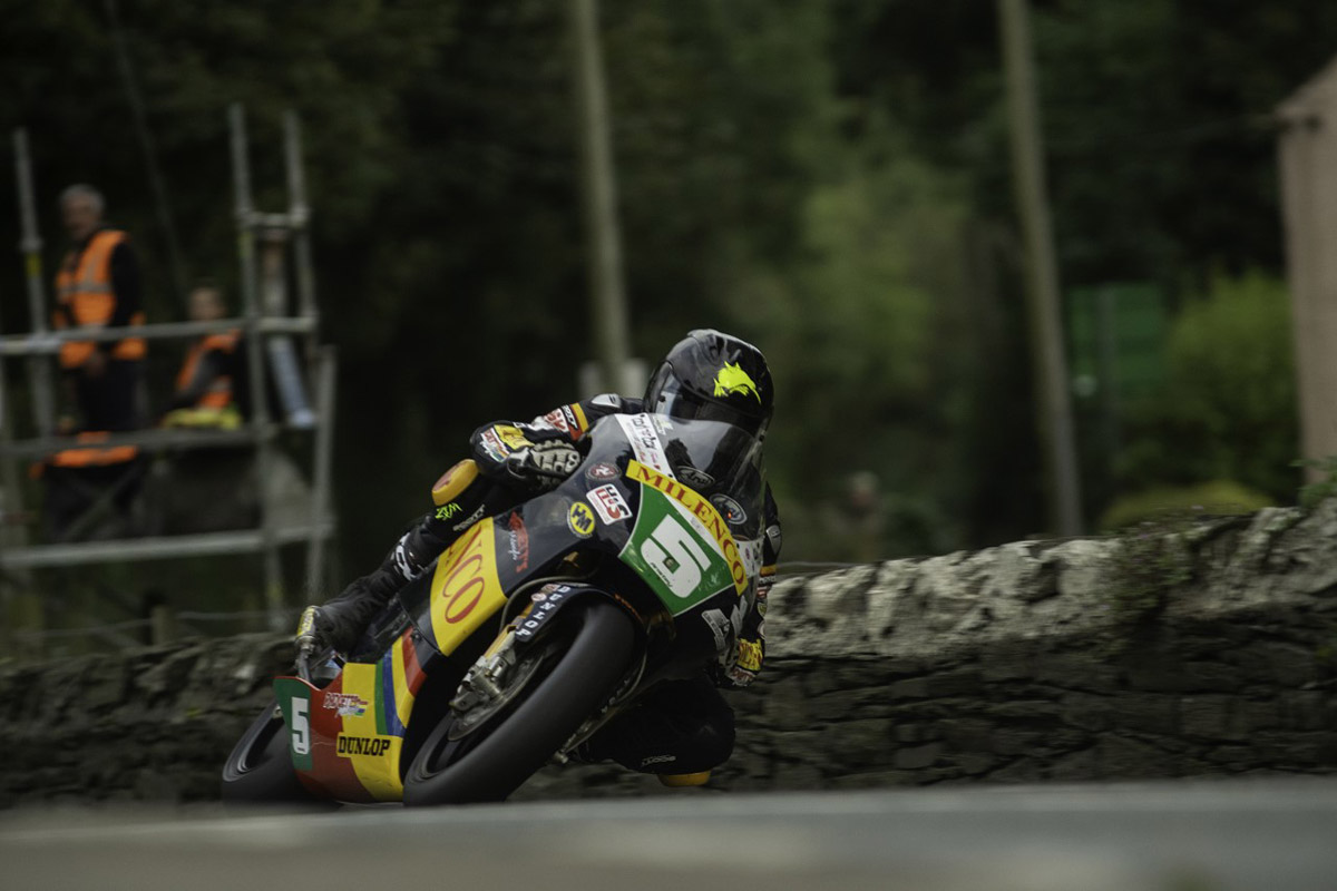 Bruce Anstey camino de la victoria en el Lightweigth Classic TT 2019