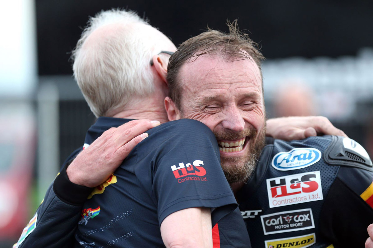 Bruce Anstey celebra la victoria en el Lightweigth Classic TT 2019