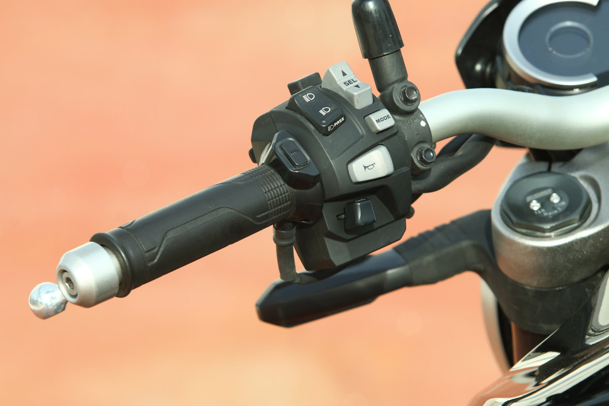 Botones de control de Menú en la Honda CB1000R+