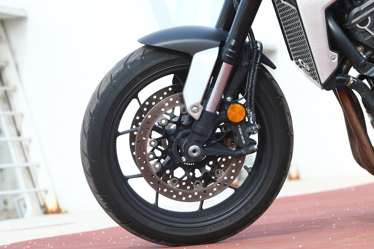 Horquilla invertida Showa SFF-BP y pinzas radiales Tokico en la Honda CB1000R+