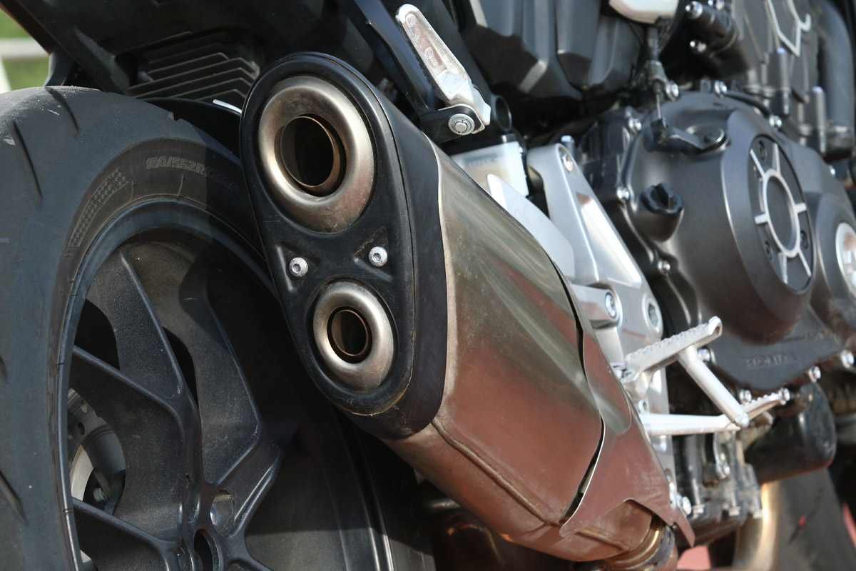 Silenciador ovalado con doble salida en la Honda CB1000R+
