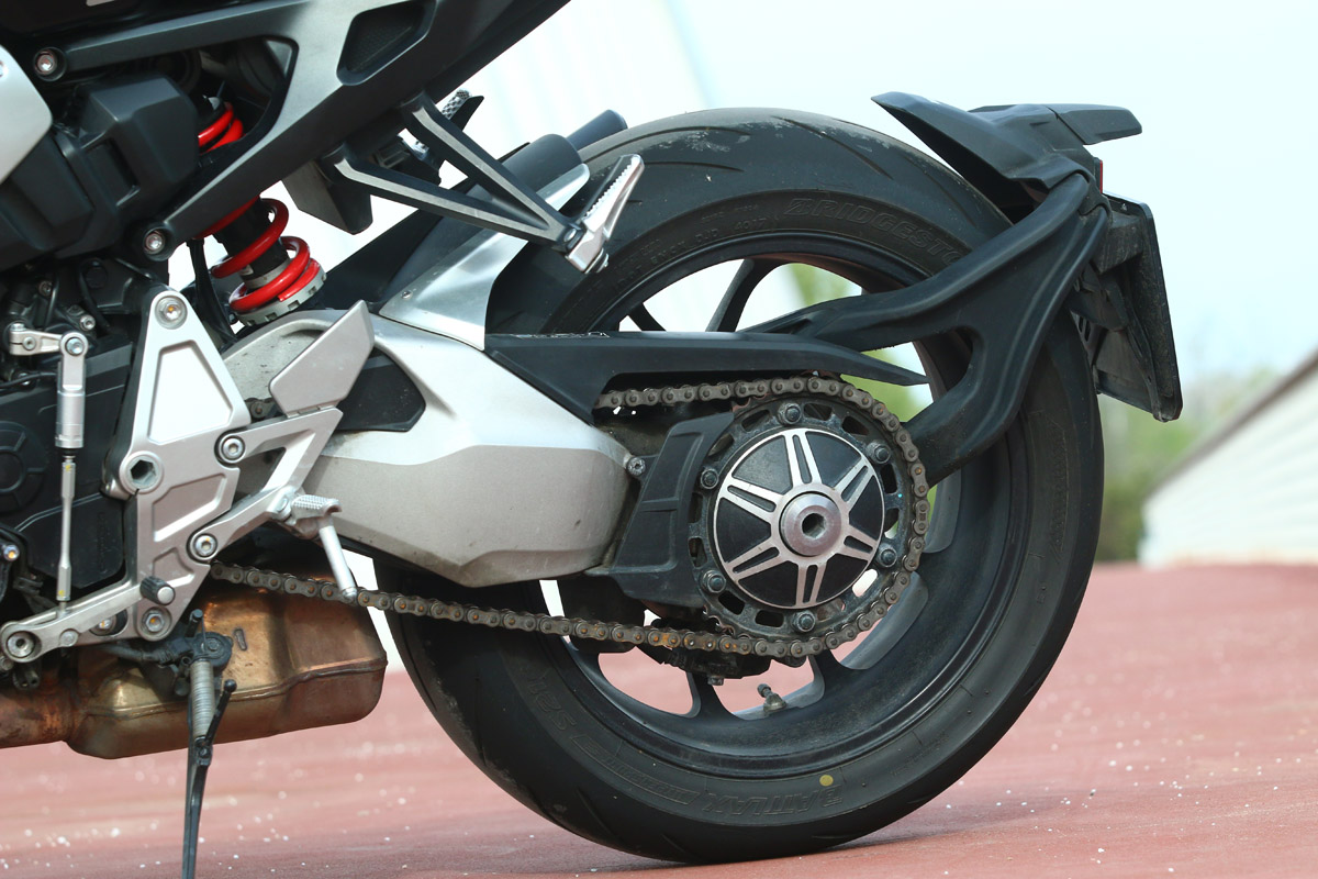 Basculante monobrazo de aluminio de la Honda CB1000R+