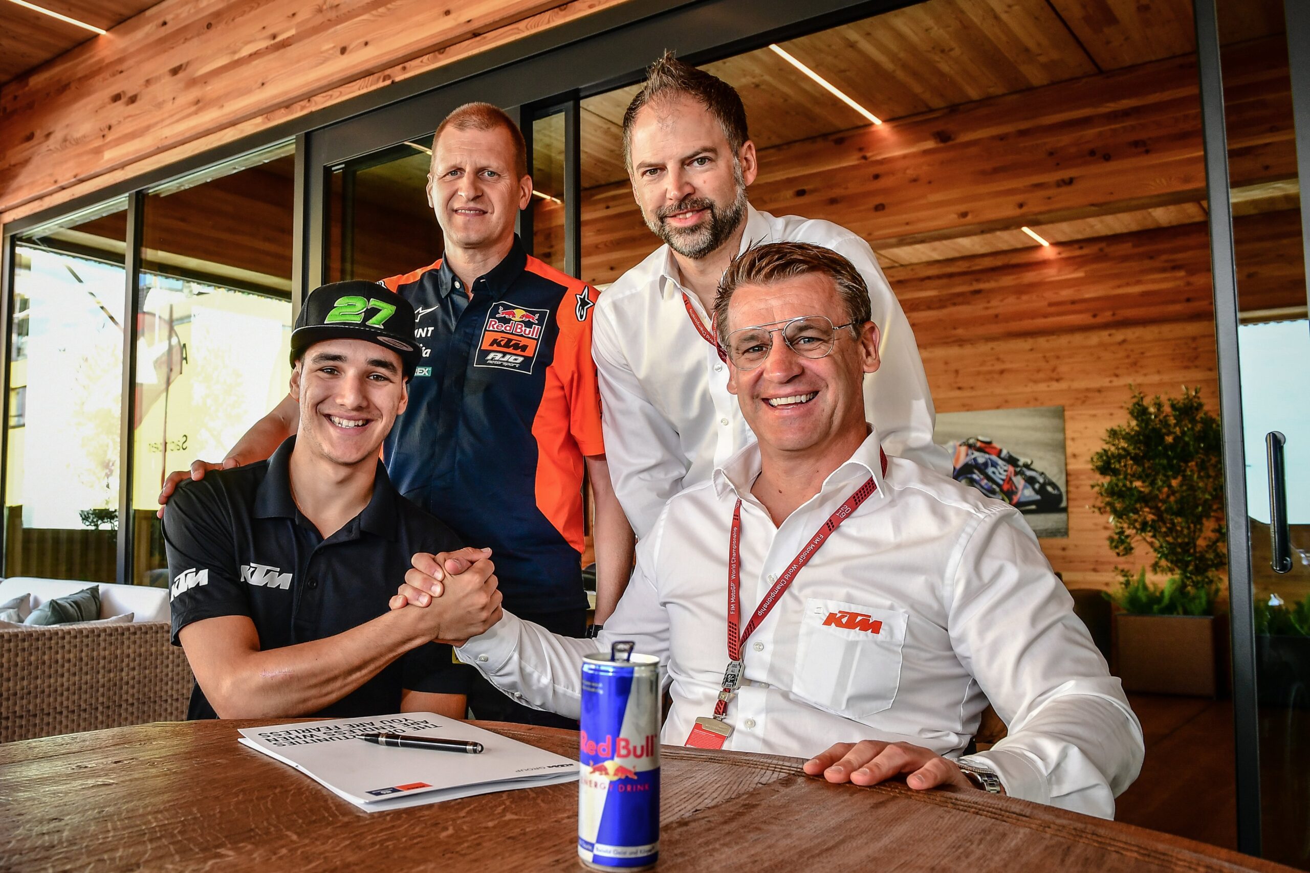 Iker Lecuona firmando su acuerdo con KTM