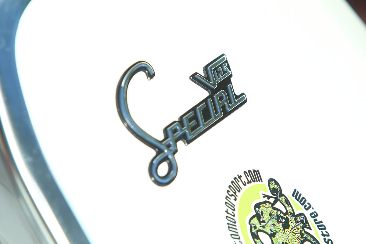 Detalle del escudo de la  Lambretta V-Special 125