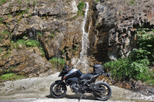 La KTM 790 Duke junto a una cascada