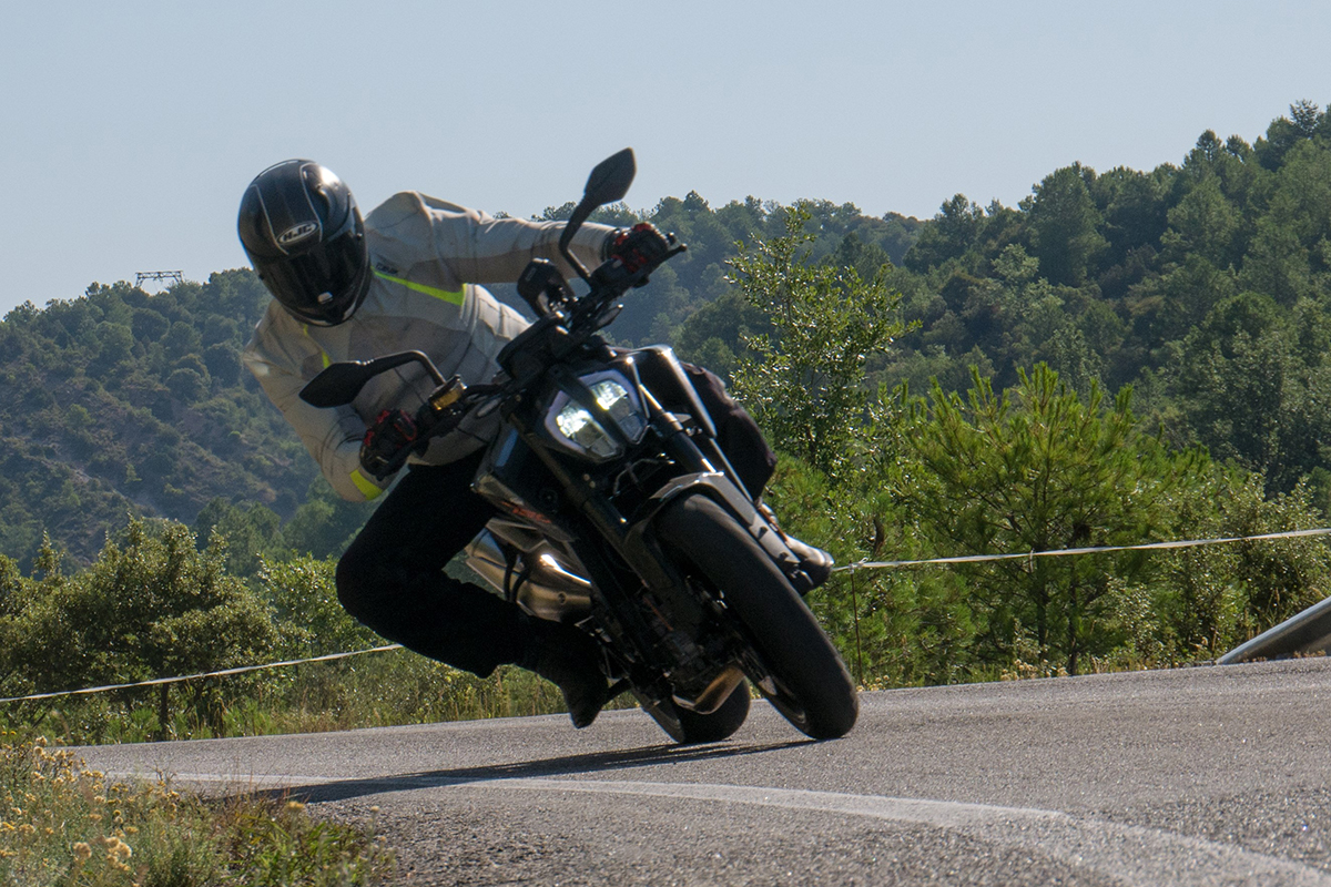 Con la KTM 790 Duke en una carretera de curvas