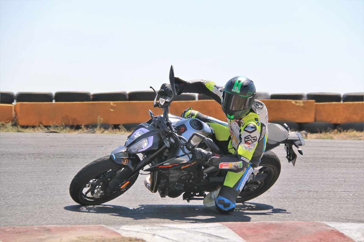 ktm_790_duke_en_fk-1.jpg