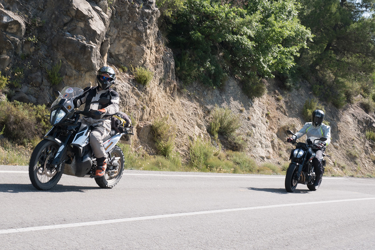 La KTM 790 Duke de viaje en compañía