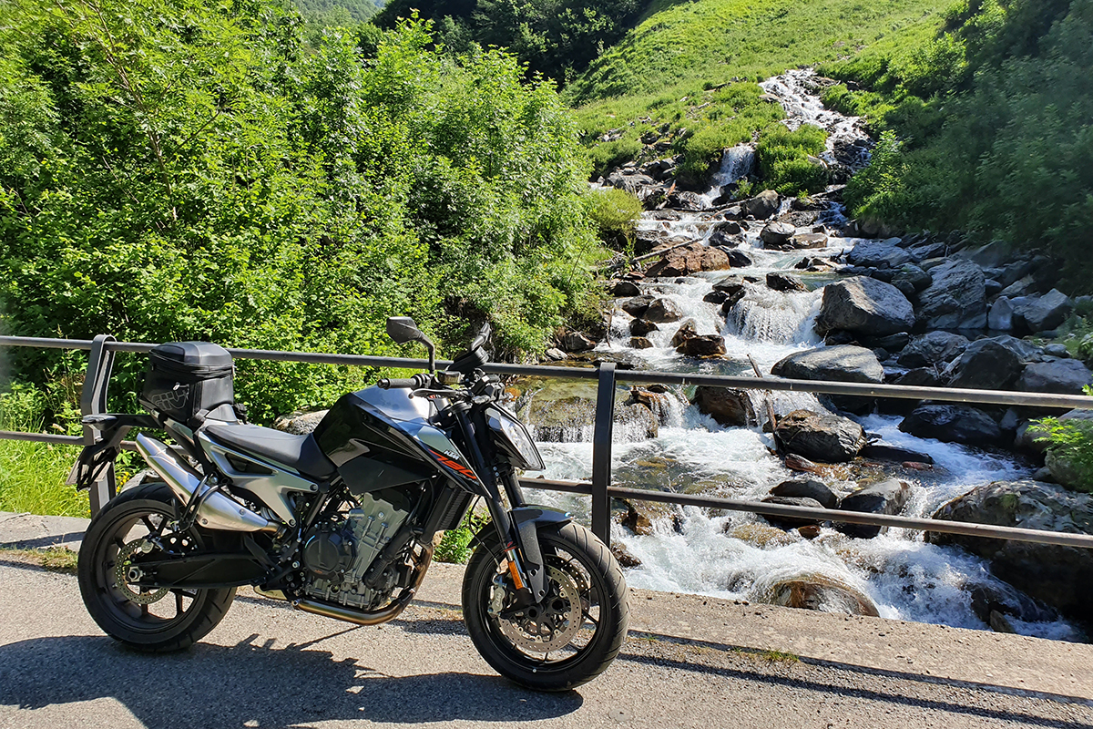 La KTM 790 Duke junto a un río de montaña