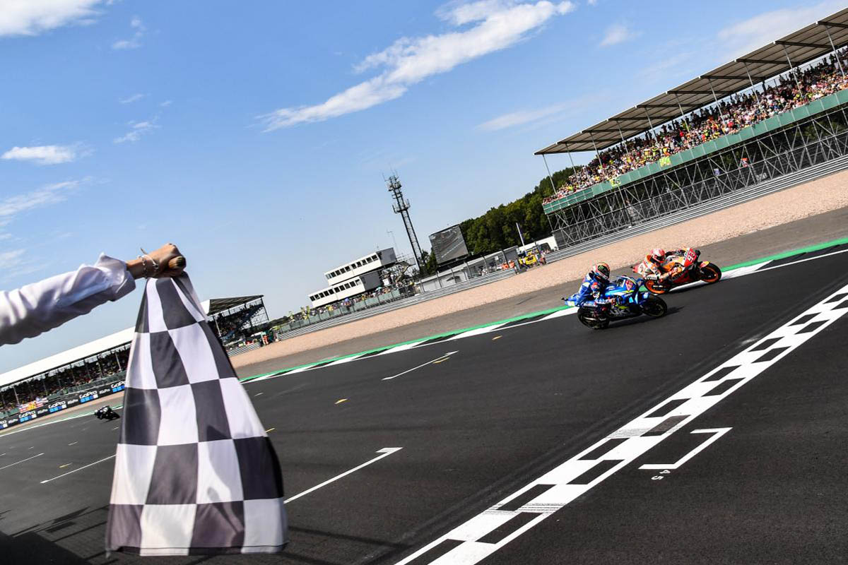 Rins y Márquez cruzando meta en Silverstone