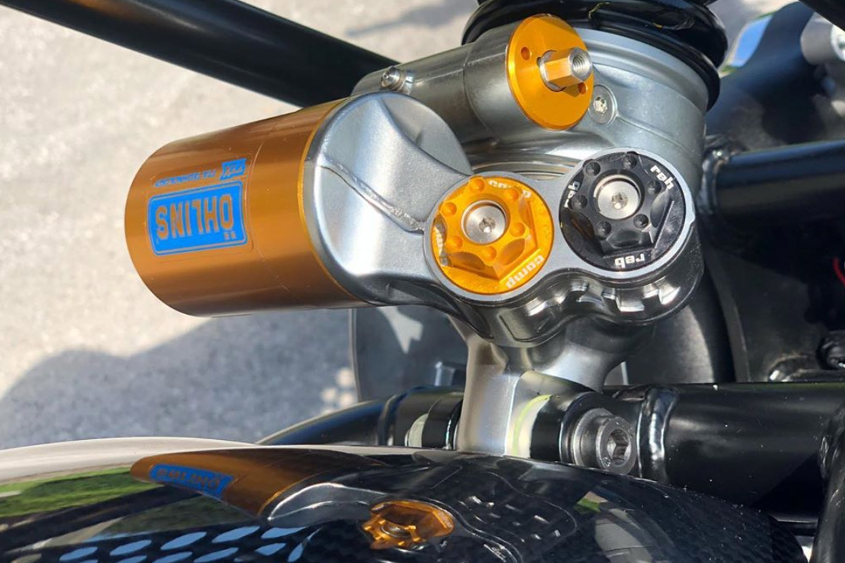 Amortiguador trasero Öhlins TTX en la Norton Dominator Street