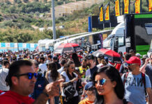 El público abarrota los paddocks que visita el WSBK