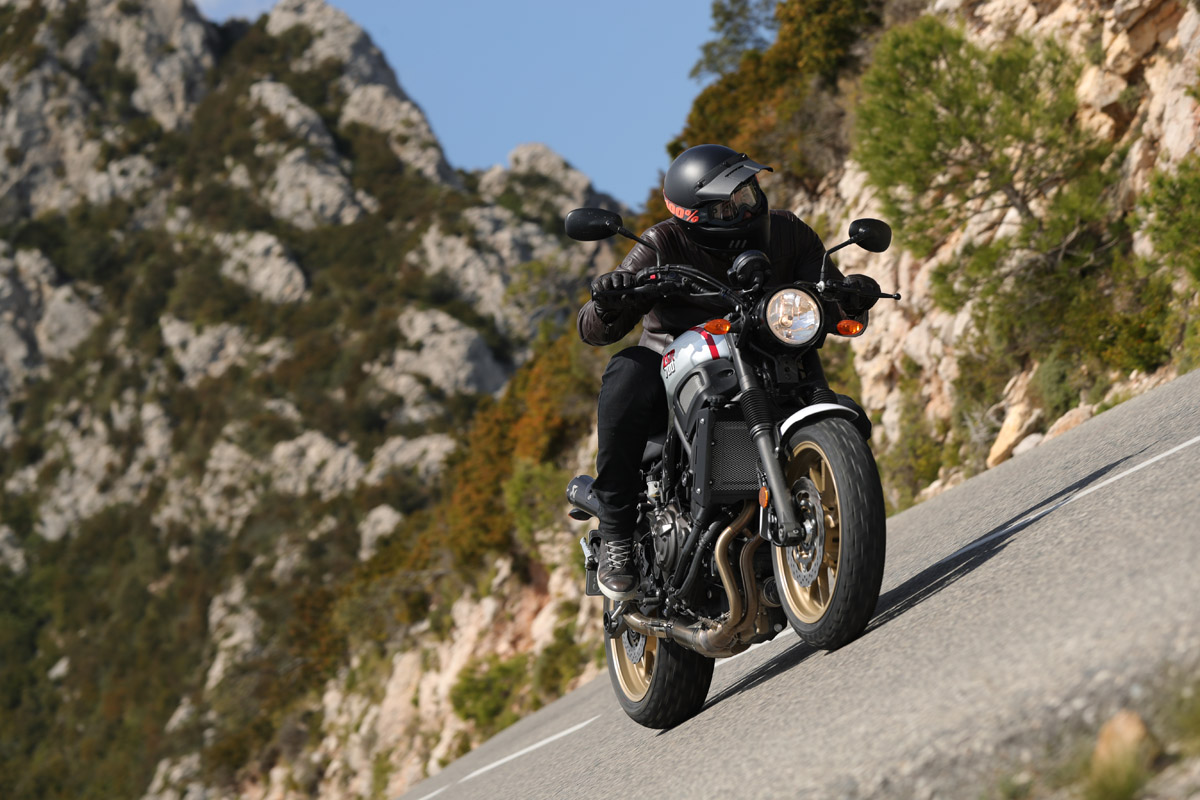 La Yamaha XSR700 XTribute ataca el segmento neo-retro scrambler