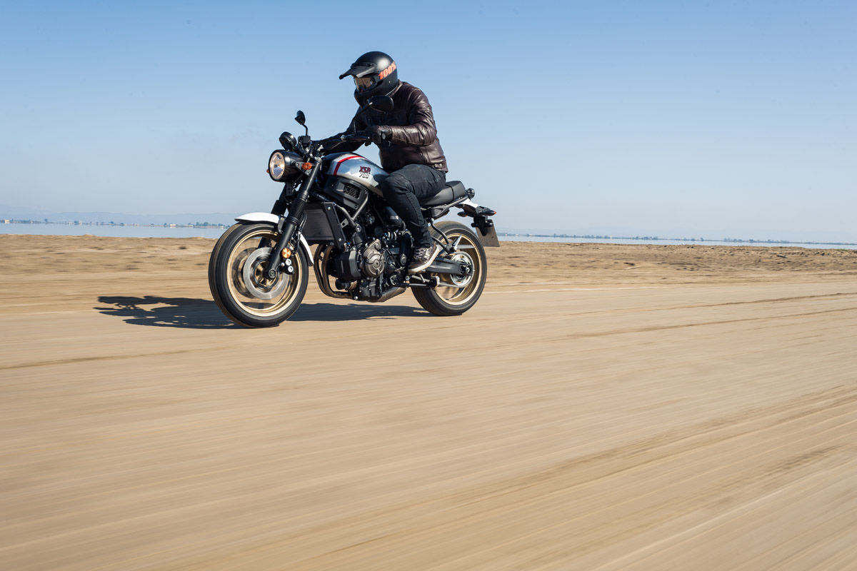 Rodando con la Yamaha XSR700 XTribute en la playa
