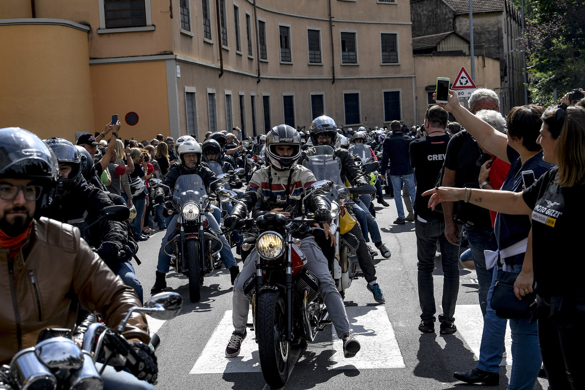 Entusiastas de Moto Guzzi en los Open House de Mandello 2019
