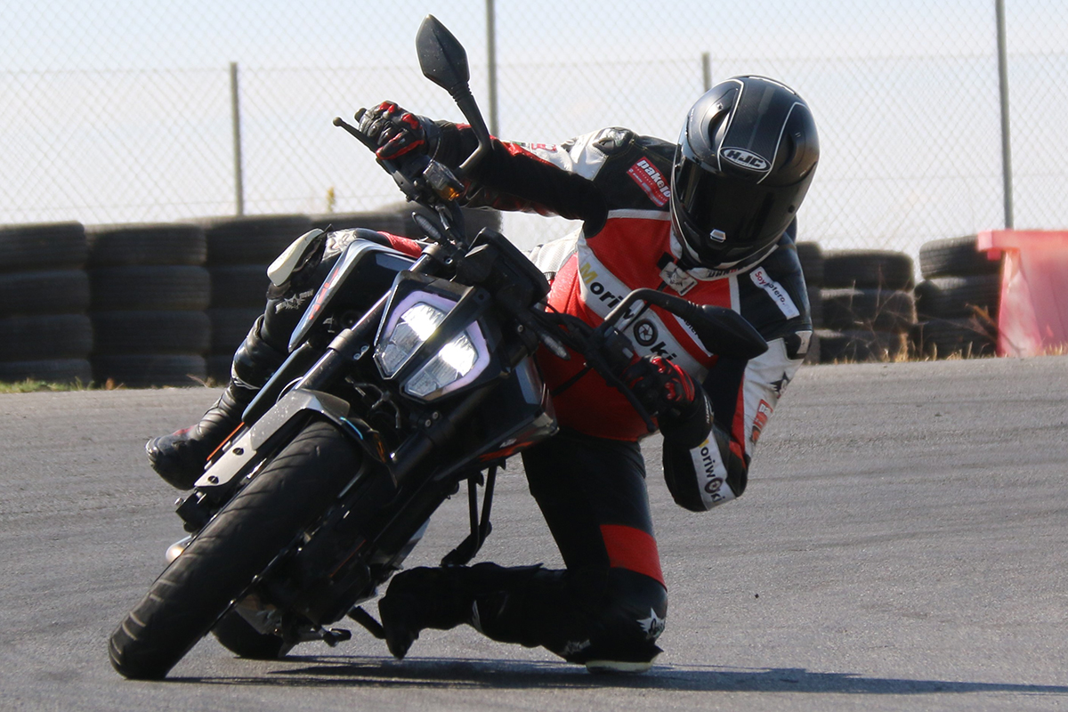 Botas RST Pro Series Race CE sobre una KTM 790 Duke en FK1