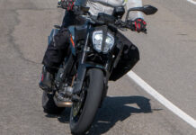 Botas RST Pro Series Race CE sobre una KTM 790 Duke