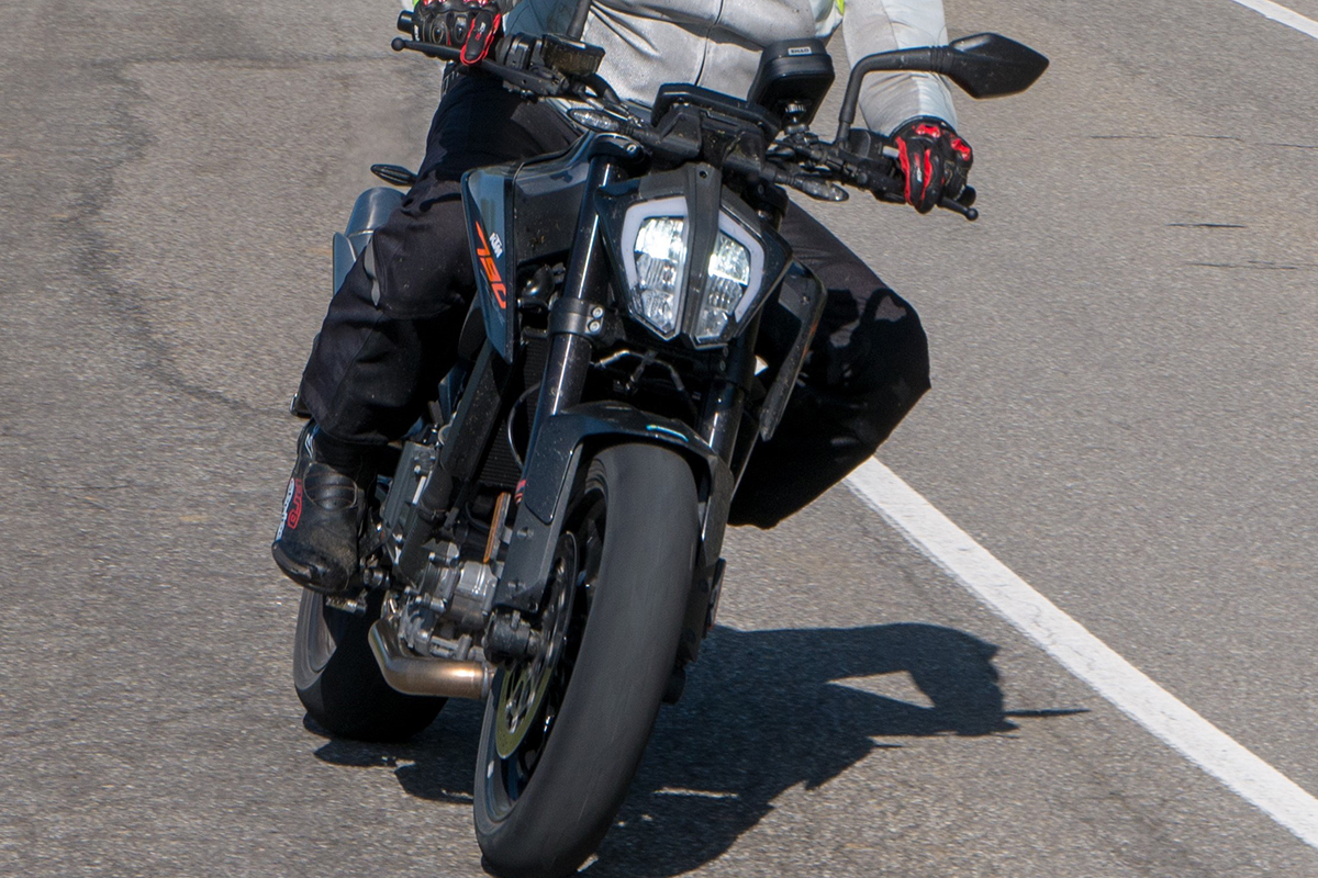 Botas RST Pro Series Race CE sobre una KTM 790 Duke