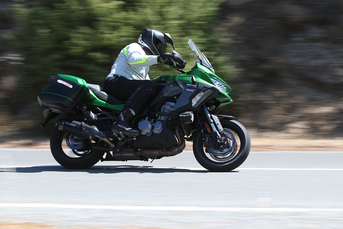 Botas RST Pro Series Race CE sobre una Kawasaki Versys 1000 SE
