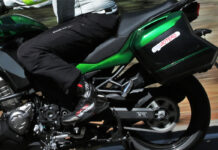Detalle Botas RST Pro Series Race CE conduciendo una Versys 1000 SE