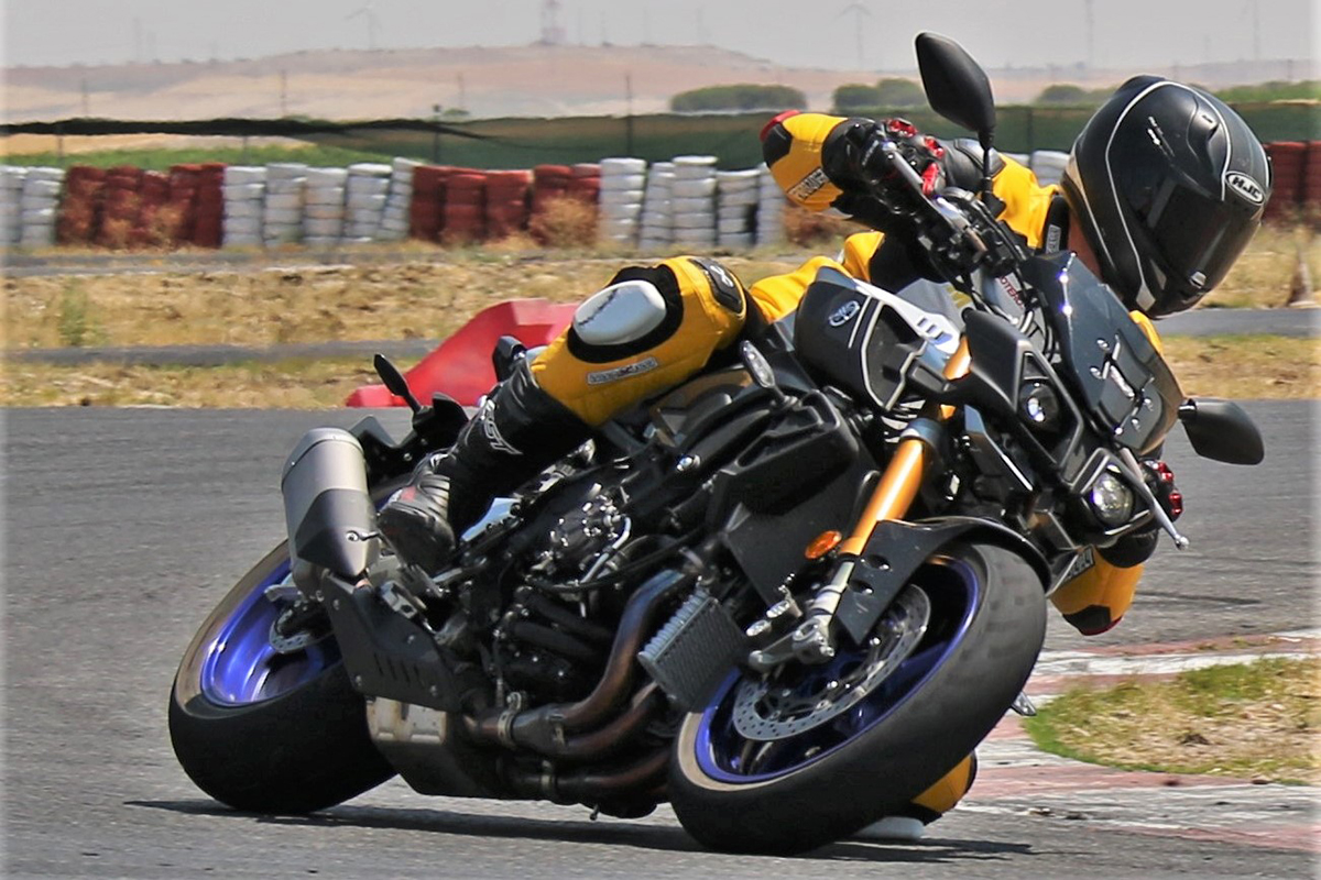 La Bota RST Pro Series Race CE sobre una Yamaha MT-10 SP