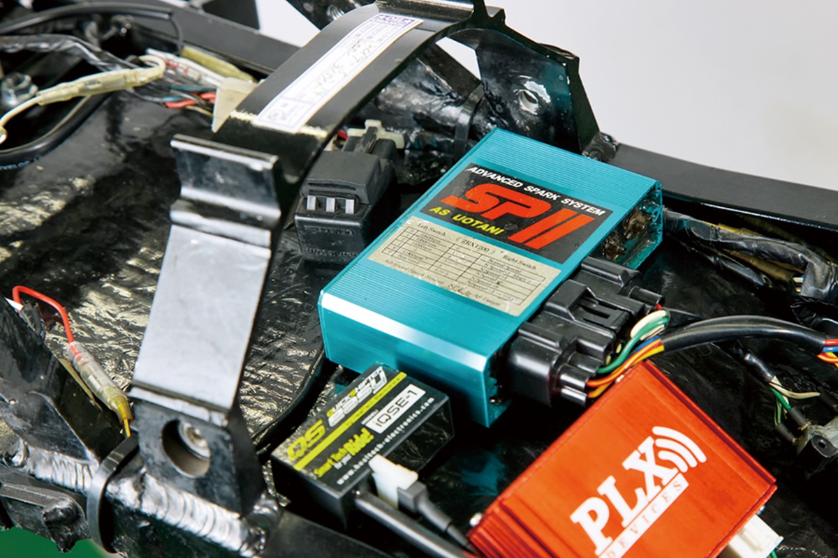 Electrónica Kawasaki GPZ900R por Marvelous Engineering