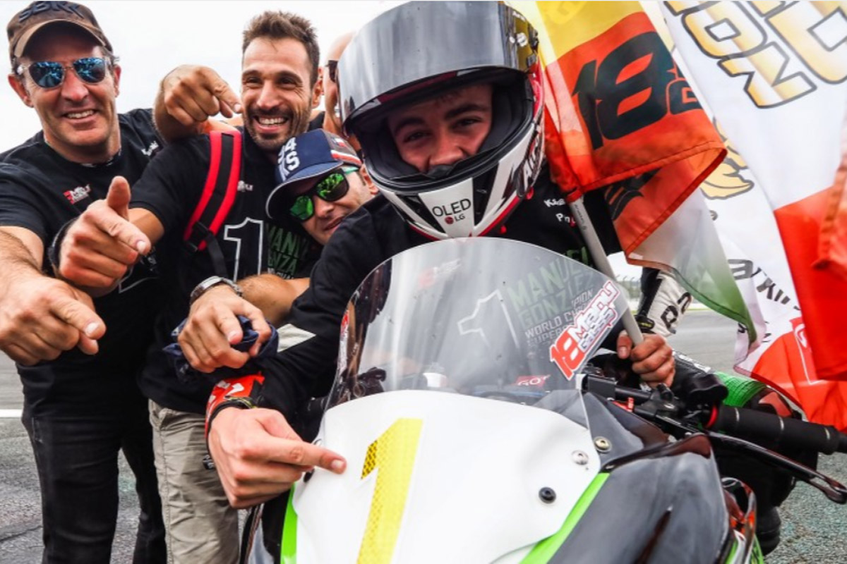 Manuel González celebra su título de WSSP300 2019 en Francia