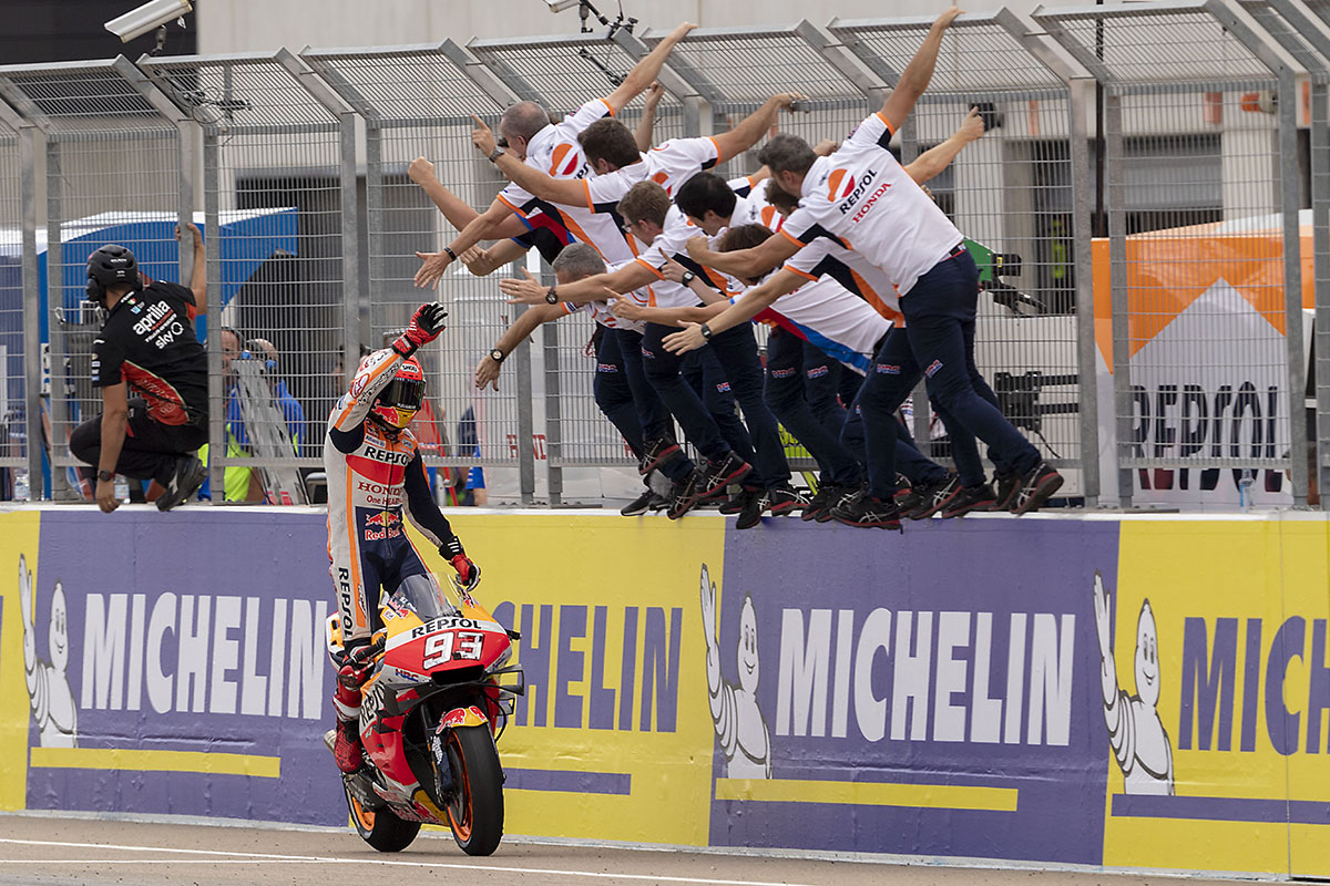 Márquez celebrando la victoria con su equipo