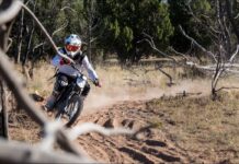 Una SUR-RON se defiende en una competición de enduro