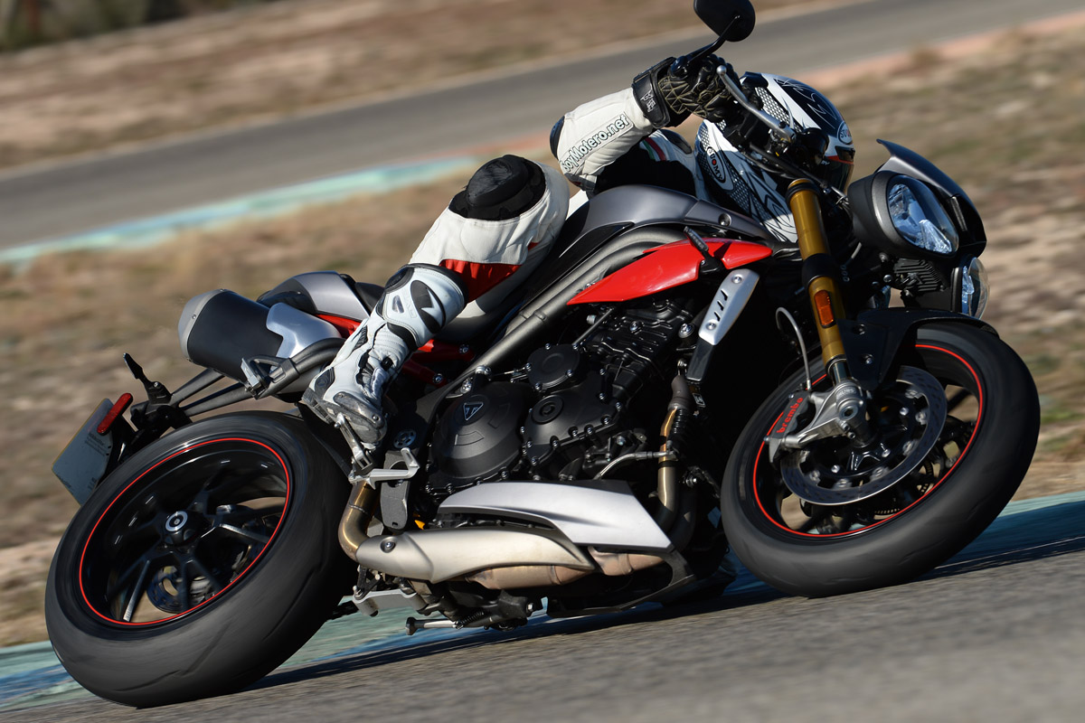 Acción con la Triumph Speed Triple R (2016)