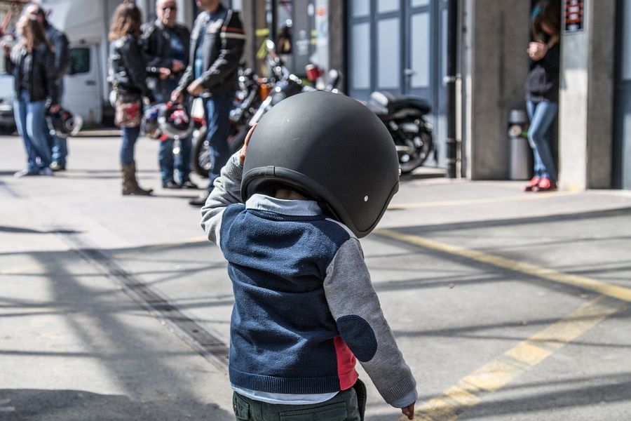 Niño con casco
